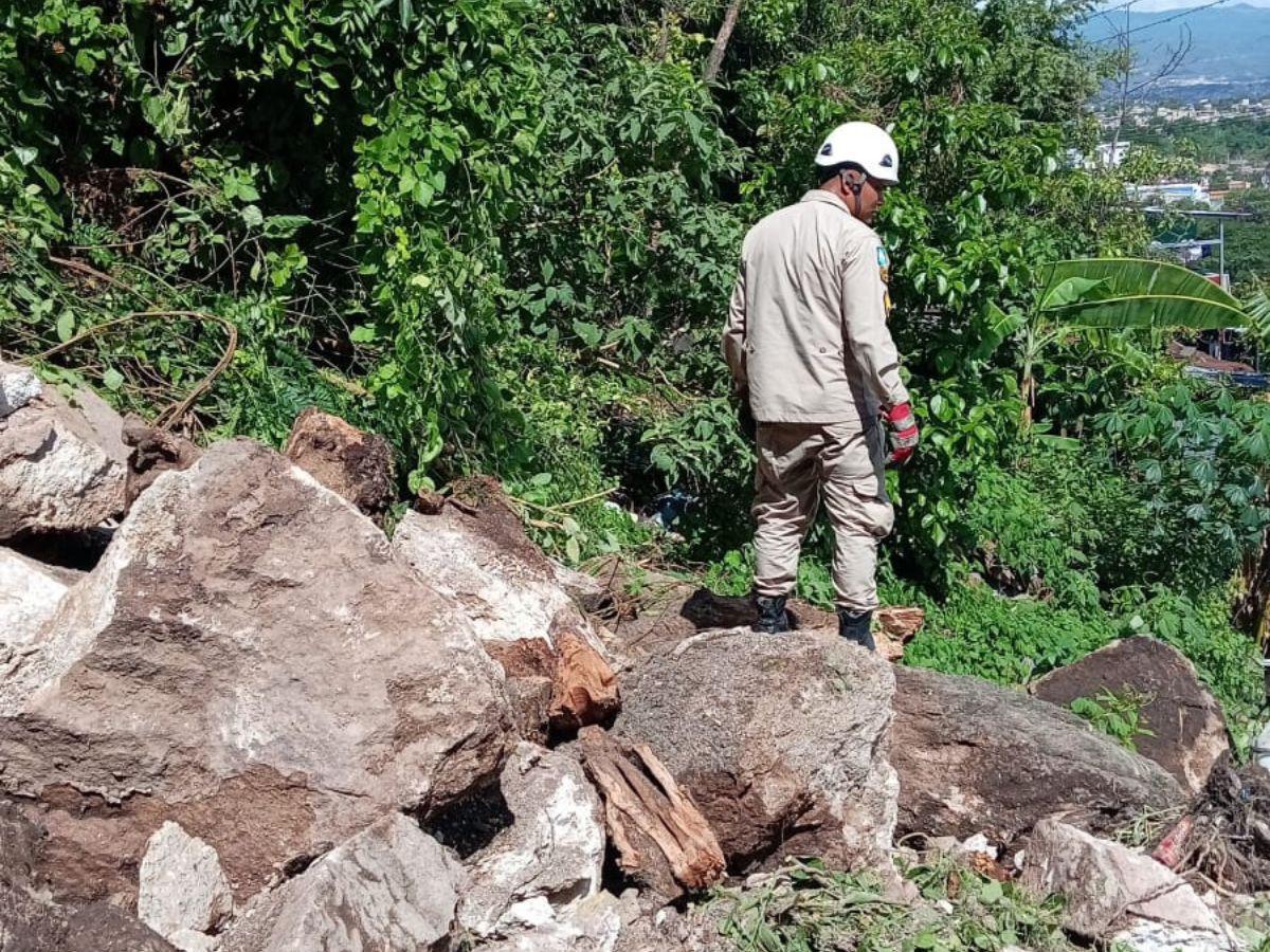 Mientras colocaba cerámica, hombre muere soterrado en colonia Iberia de la capital