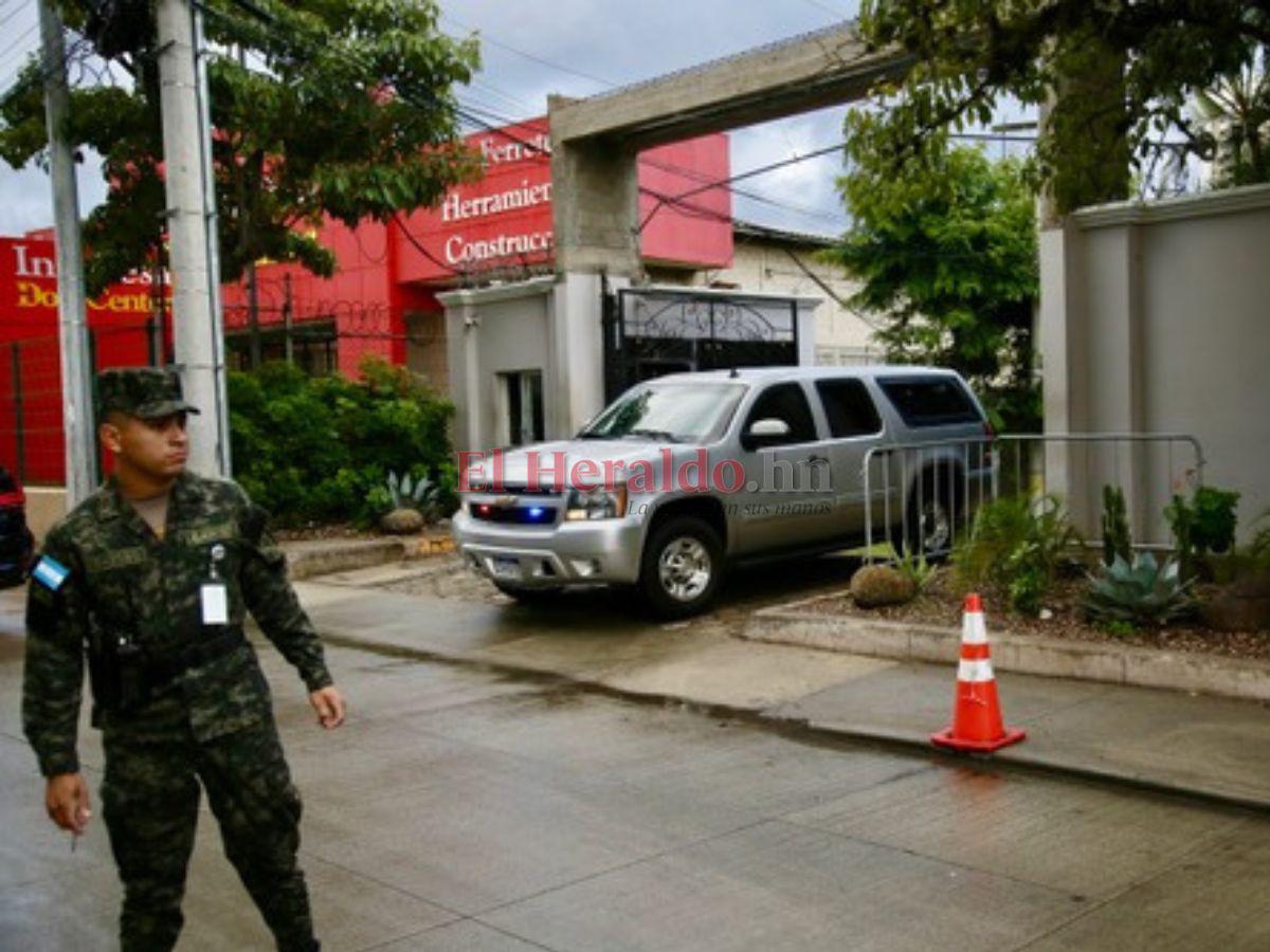 Momento en que salía la comitiva de la embajadora estadounidense de Casa Presidencial.