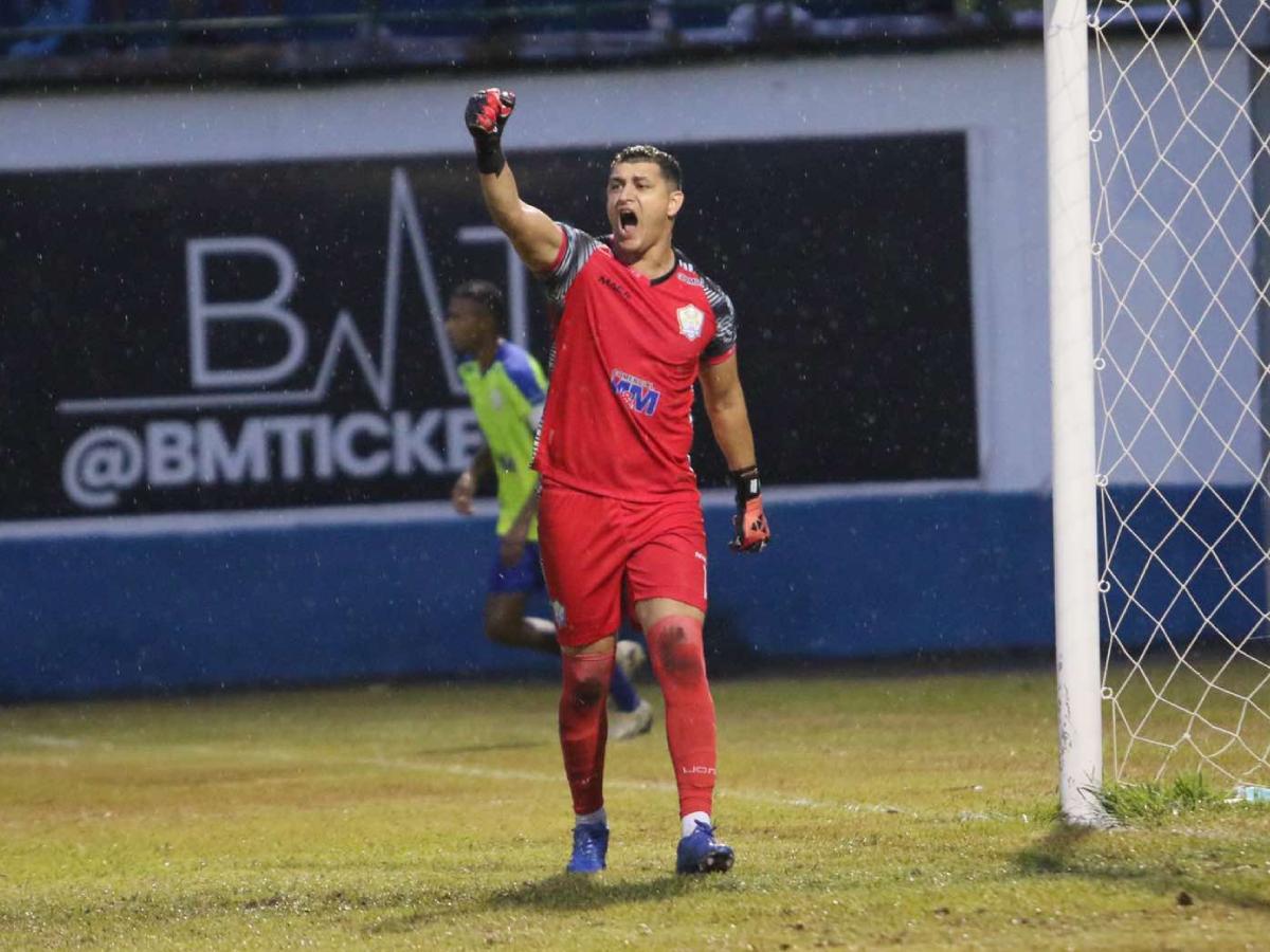 Así festejó Harold Fonseca tras atajarle el penal a Michaell Chirinos.