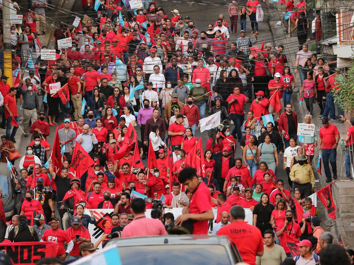 Simpatizantes de Libre marchan en Tegucigalpa y exigen la aprobación de varias leyes