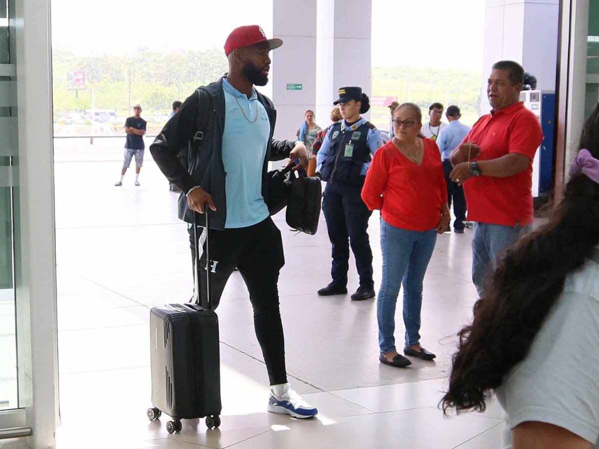 Jorge Benguché en la salida de la Selección de Honduras rumbo a Estados Unidos.