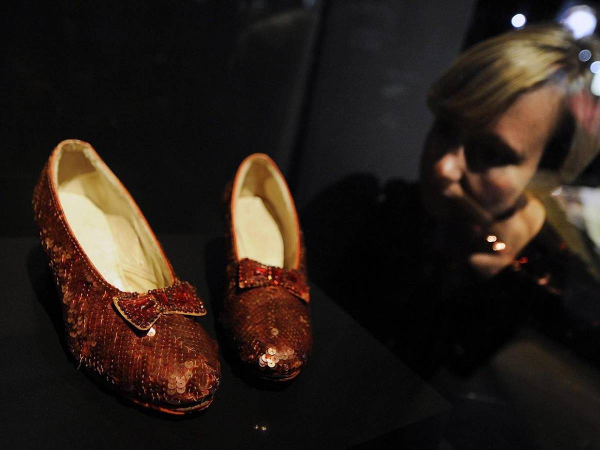 De seda y lentejuelas, subastan los zapatos rubí de Dorothy de El Mago de Oz