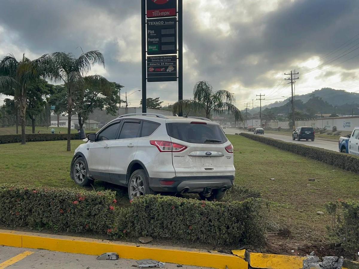 Destrozos que dejó accidente entre dos vehículos en Puerto Cortés por alta velocidad