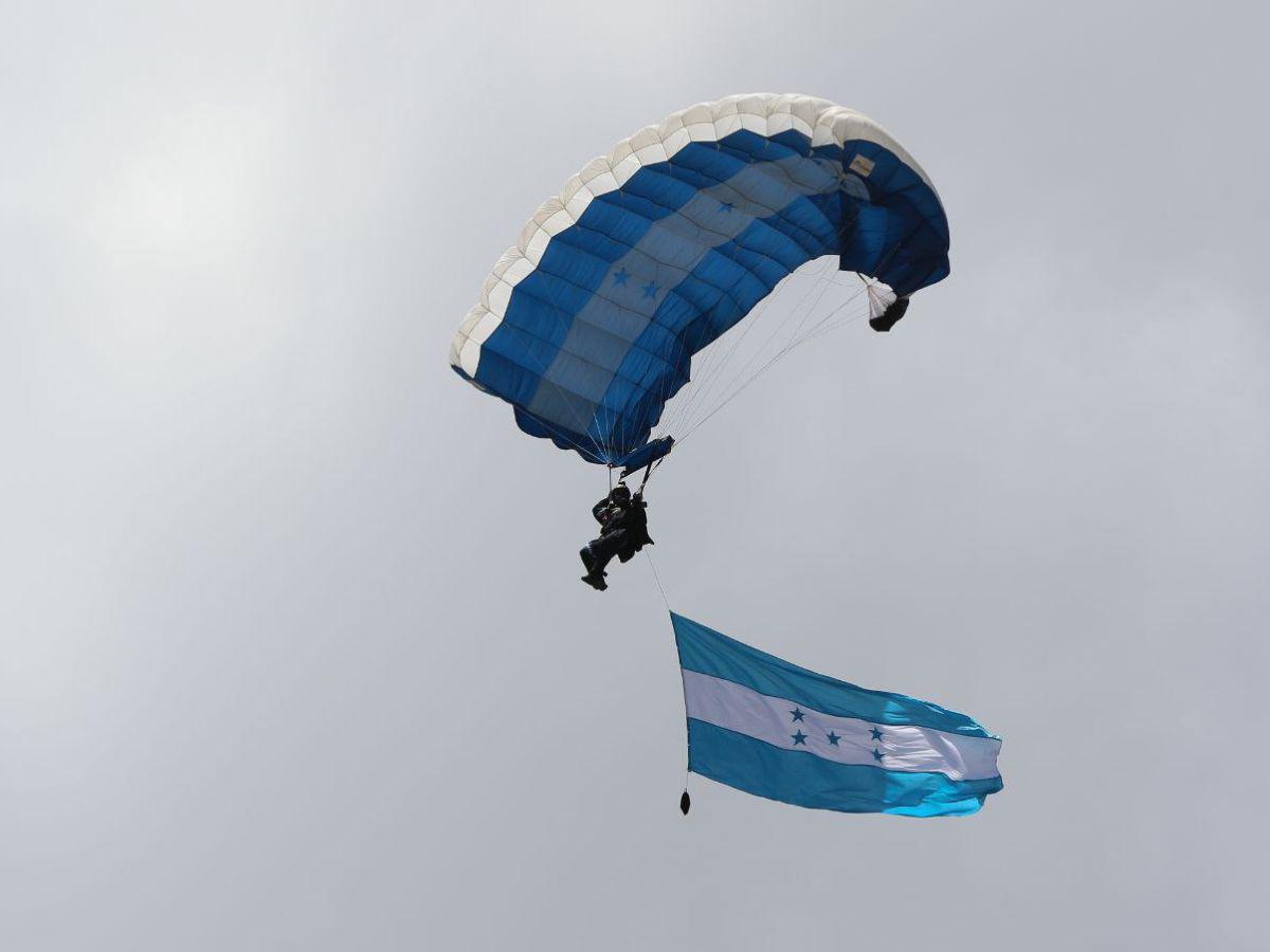 El momento cúspide del día es el aterrizaje de los paracaidistas con los pabellones patrios.