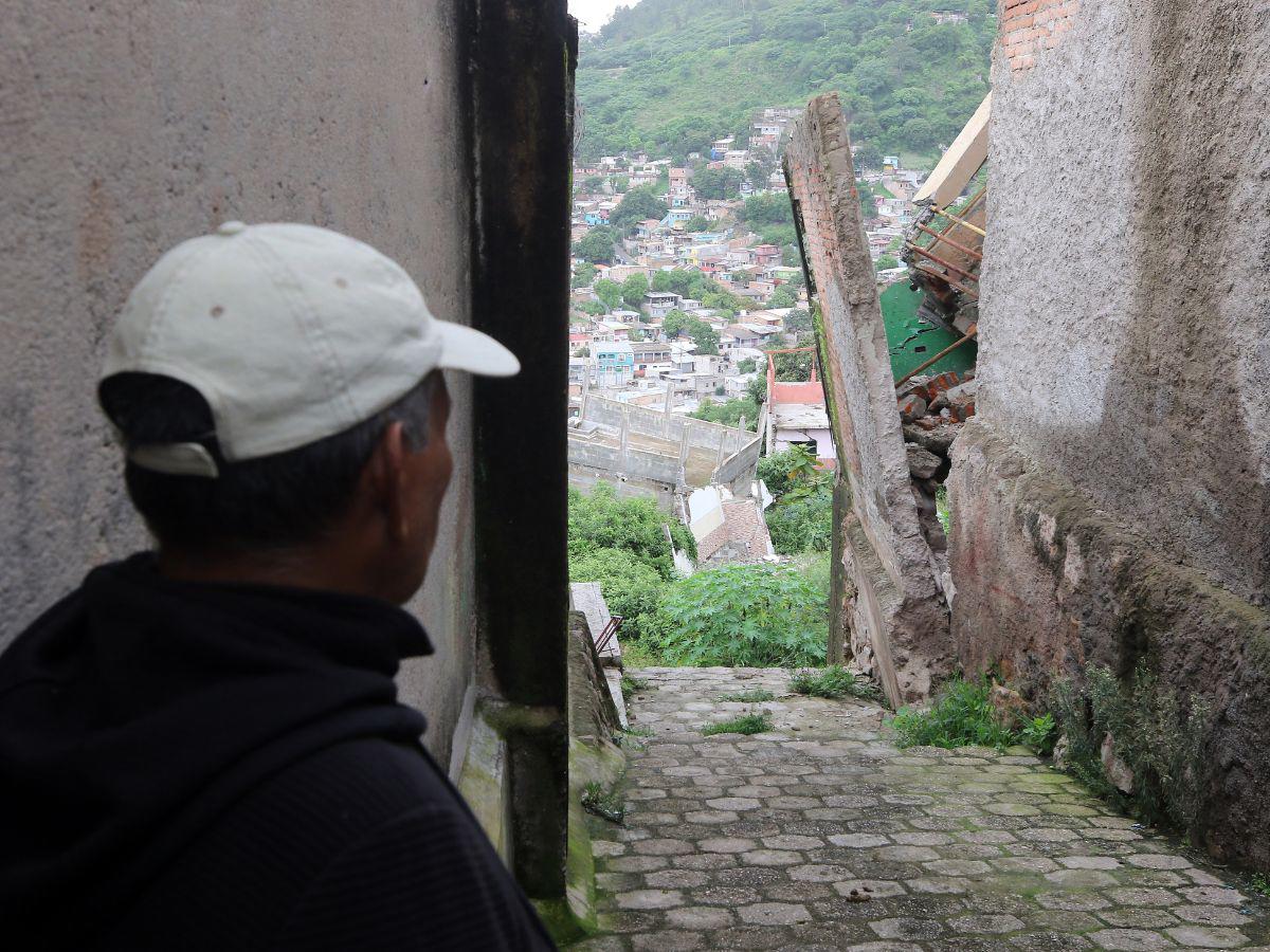 Colapsan más viviendas en la colonia Guillén por los deslizamientos