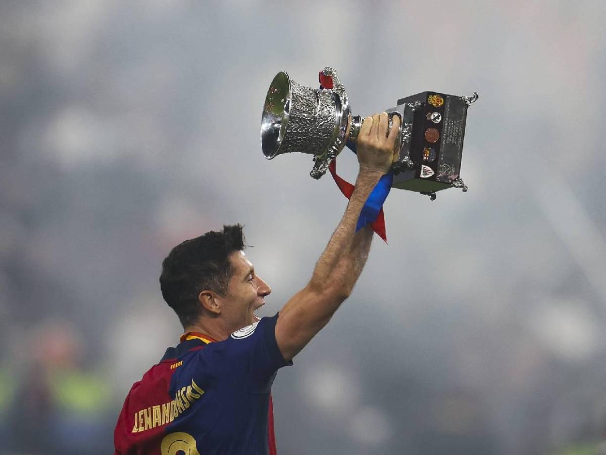 En fotos: Celebración del Barcelona tras coronarse campeón de la Supercopa ante Real Madrid