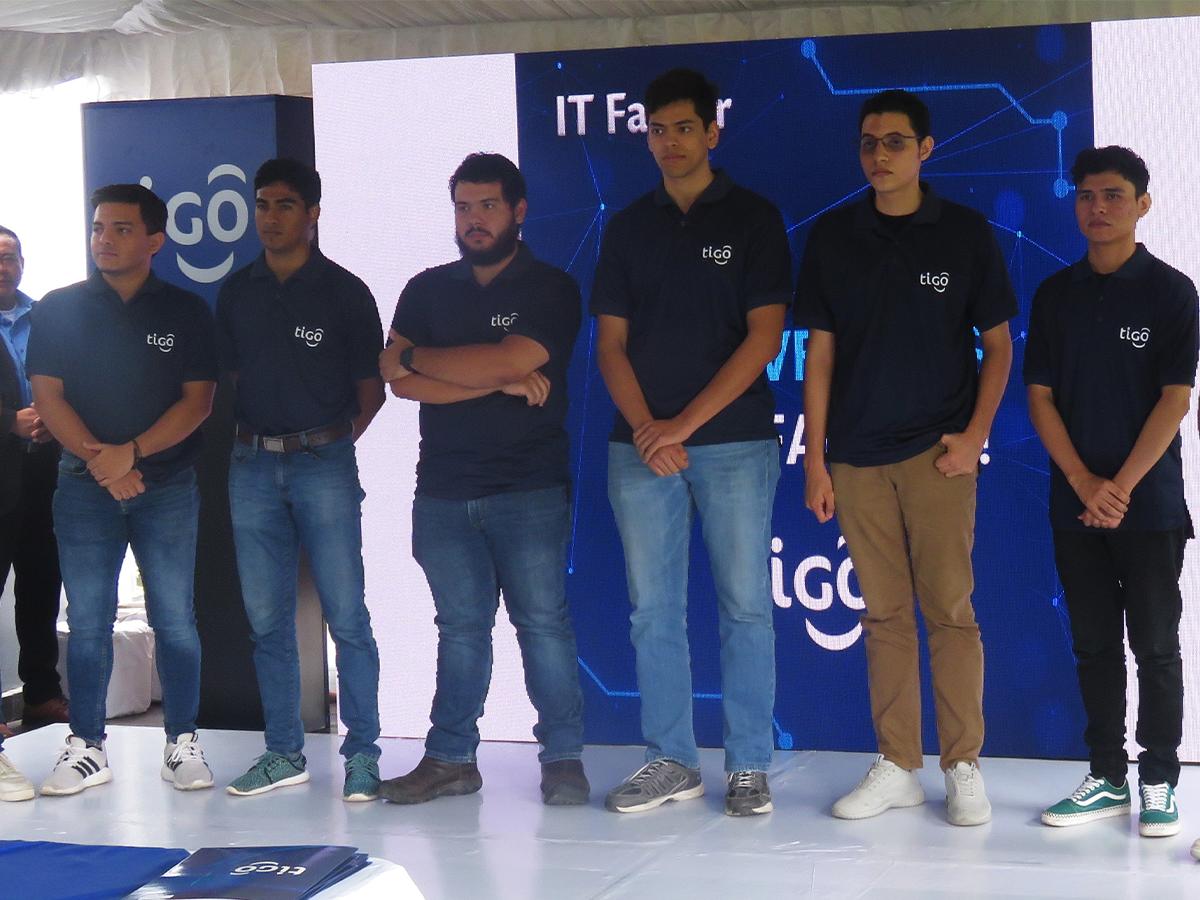 <i>Ganadores de la segunda edición de “IT Factor” celebran su éxito tras la competencia, listos para comenzar su carrera profesional en Tigo.</i>