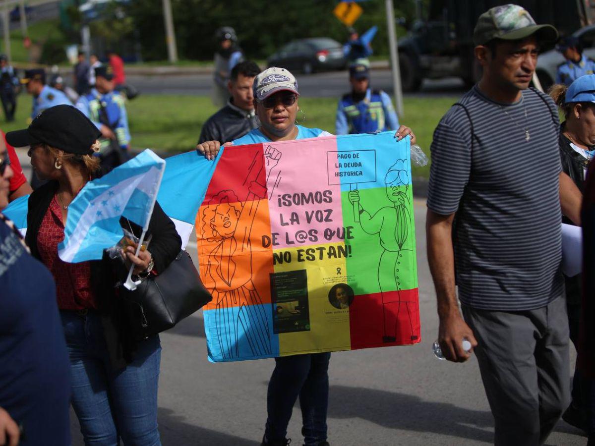 Con rótulos exigiendo el pago de sus derechos, los maestros se presentaron en la carretera CA-5.