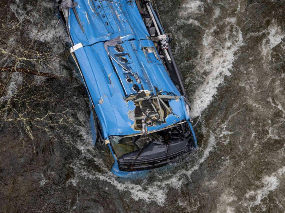 Cuatro muertos deja caída de un autobús en un río en España