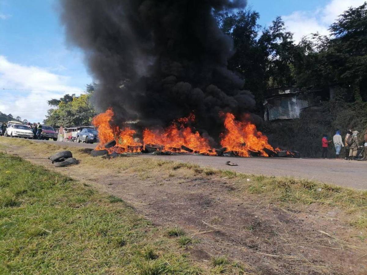 Pobladores bloquean salida a Olancho y denuncian abusos de elementos policiales