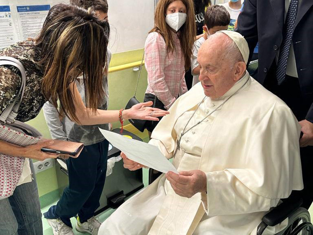 El papa Francisco saldrá del hospital el viernes