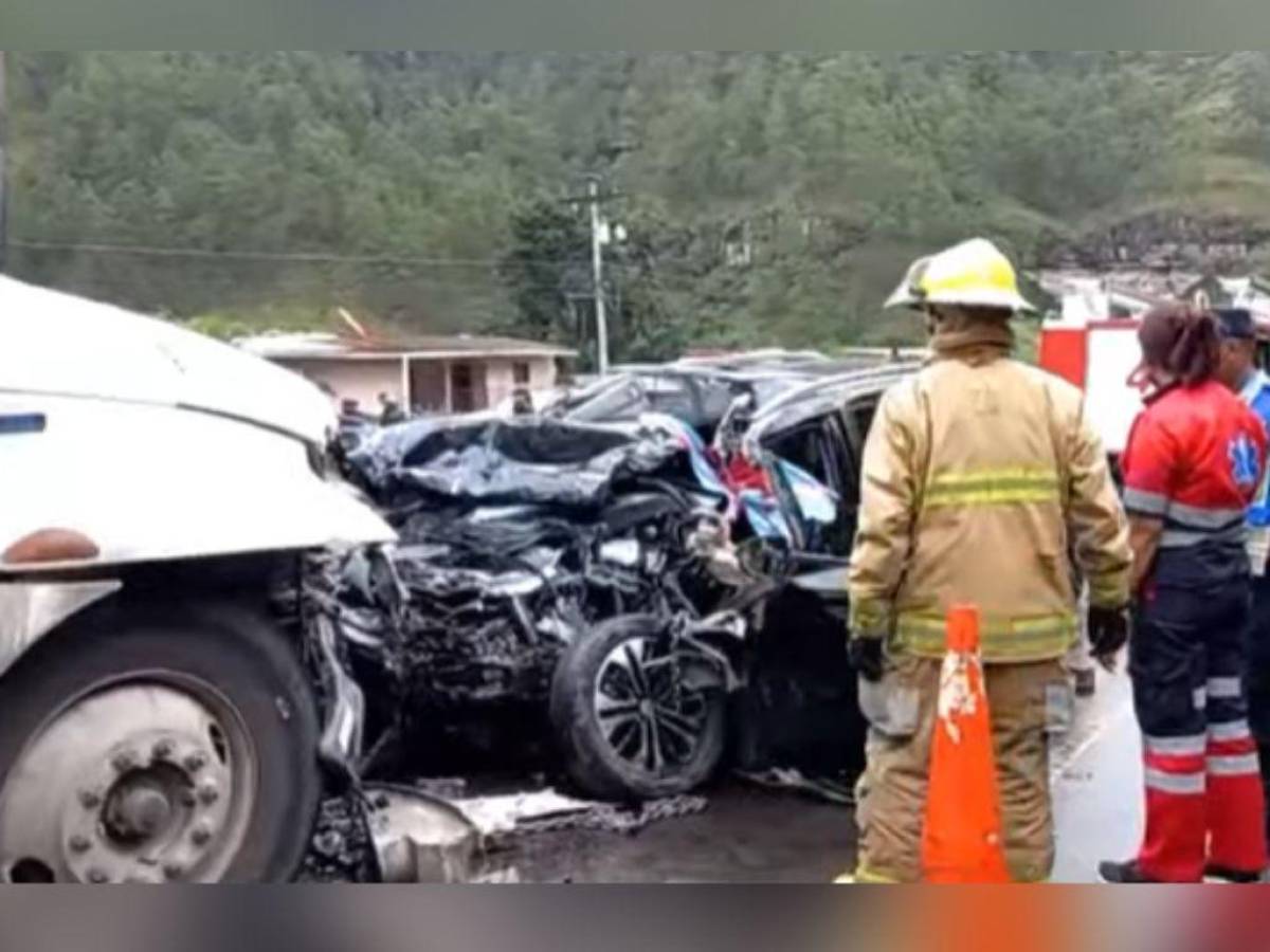 Totalmente destruida quedó la parte frontal del vehículo de color negro, donde además quedó atrapado el conductor, pero ya sin vida.