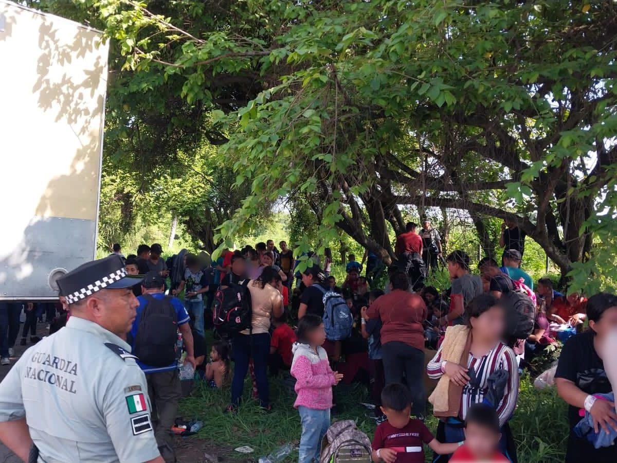 Identifican a migrantes hondureños rescatados de camión abandonado en México