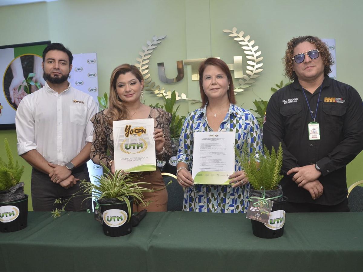 Emma Mejía en su participación destacó los programas de RSE que la UTH ha emprendido e involucrado a toda la comunidad.