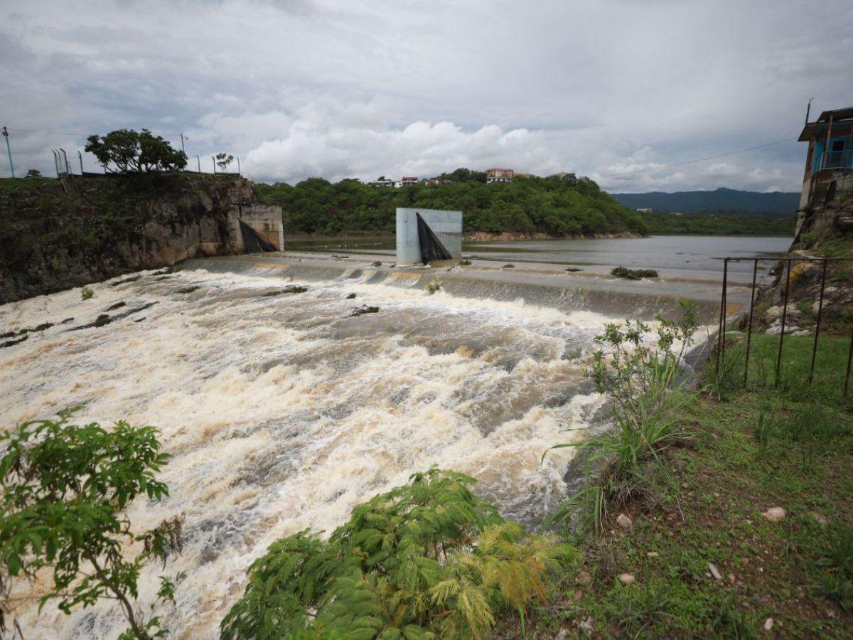 Represas suben nivel; capitalinos lamentan no se recolecte el agua