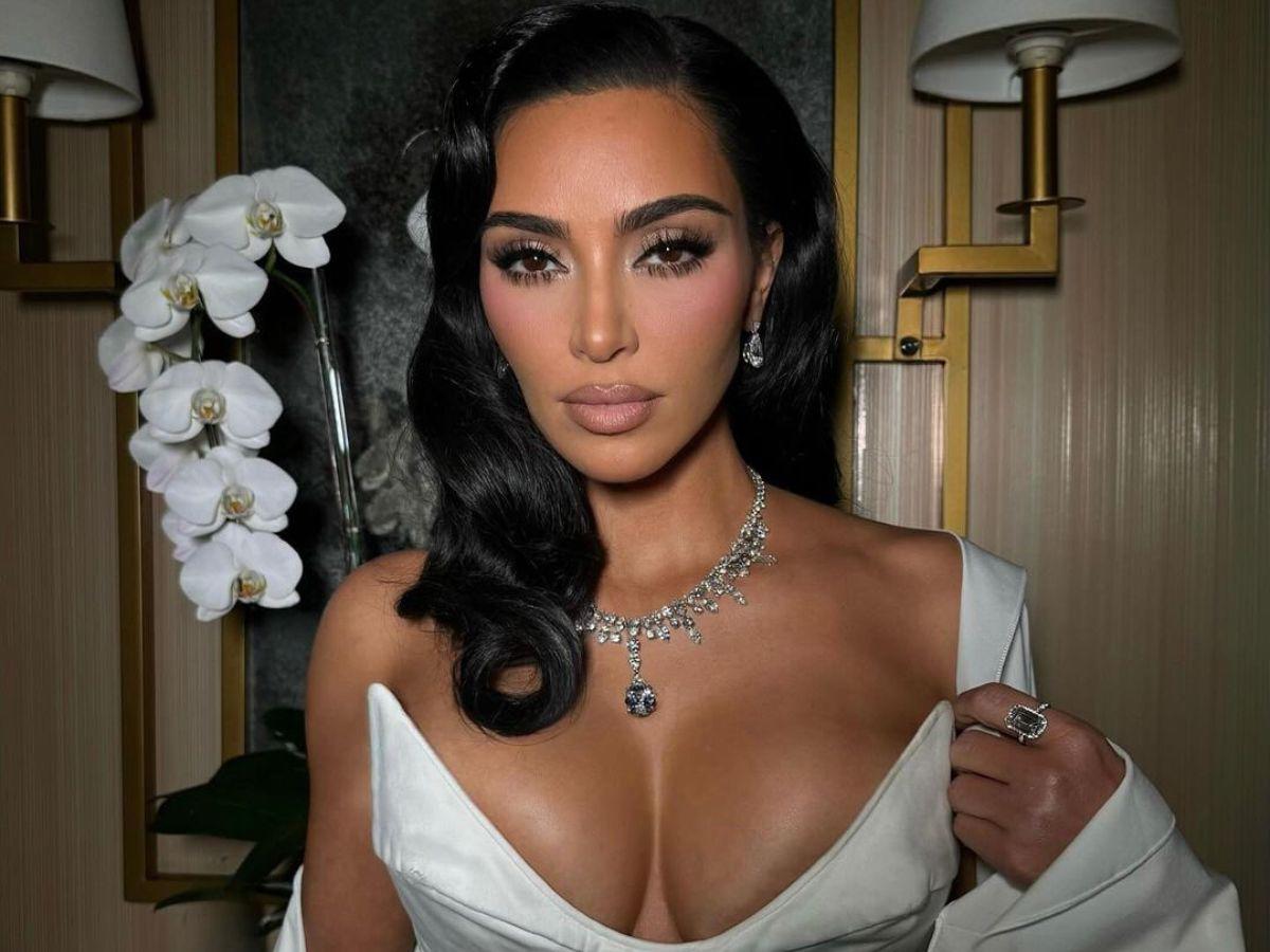 Critican a Kim Kardashian por “vulgar” uso del icónico collar cruz de Lady Di