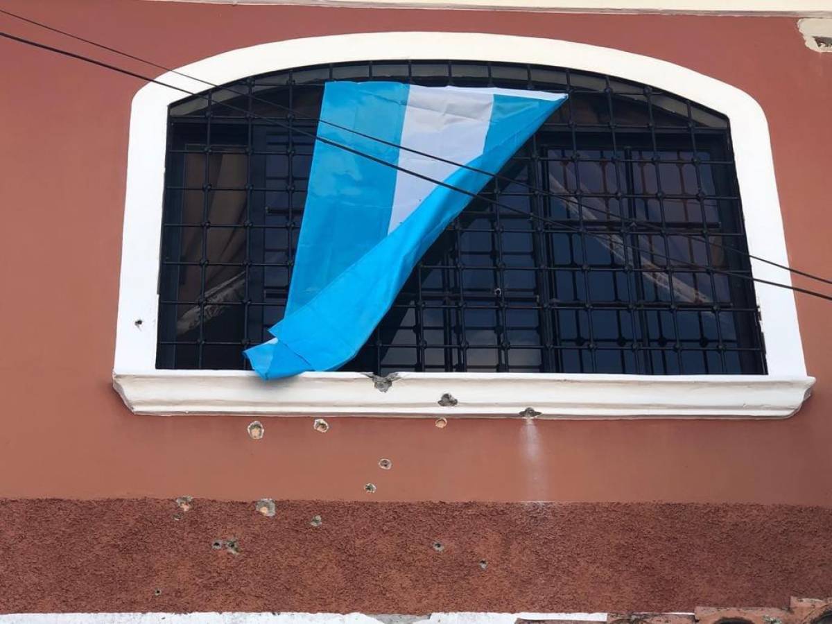 Así quedó la ventana de la pared en la que impactaron los disparos.