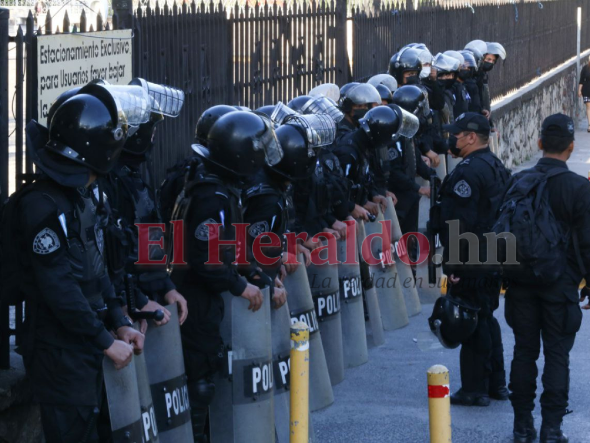 Fuerte contingente y medidas extremas en el traslado de JOH hacia la CSJ