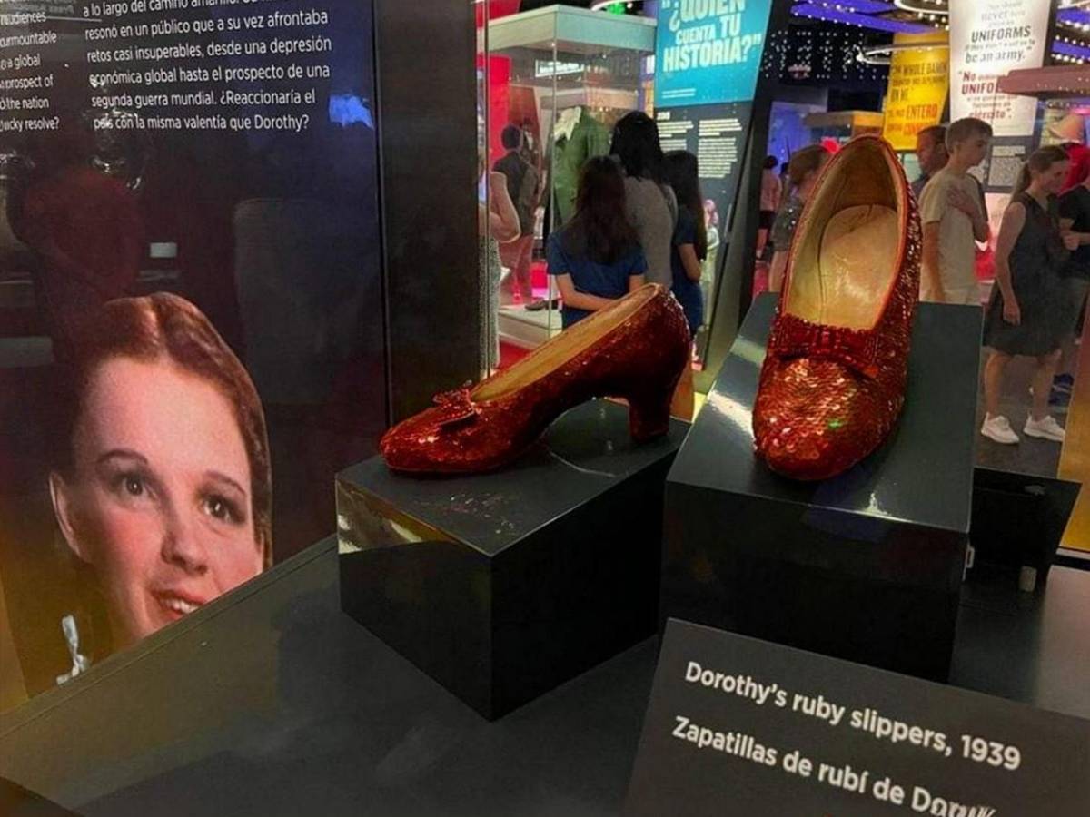 De seda y lentejuelas, subastan los zapatos rubí de Dorothy de El Mago de Oz