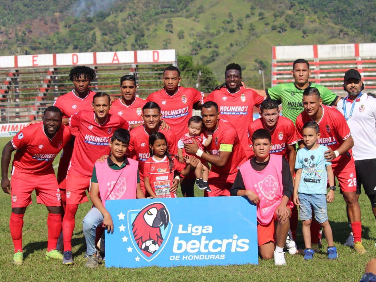 Este fue el 11 titular que envió a la cancha el entrenador, Mauro Reyes.