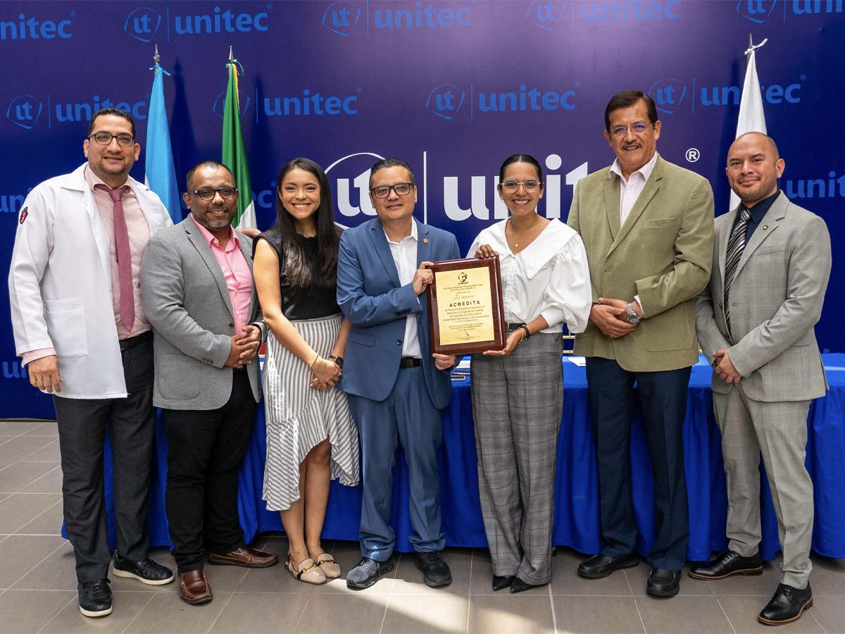 <i>Representantes de UNITEC y COMAEM durante la entrega de la placa de acreditación internacional.</i>