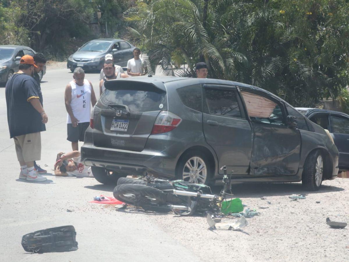 Tres heridos deja choque entre motocicleta y vehículo en salida al sur