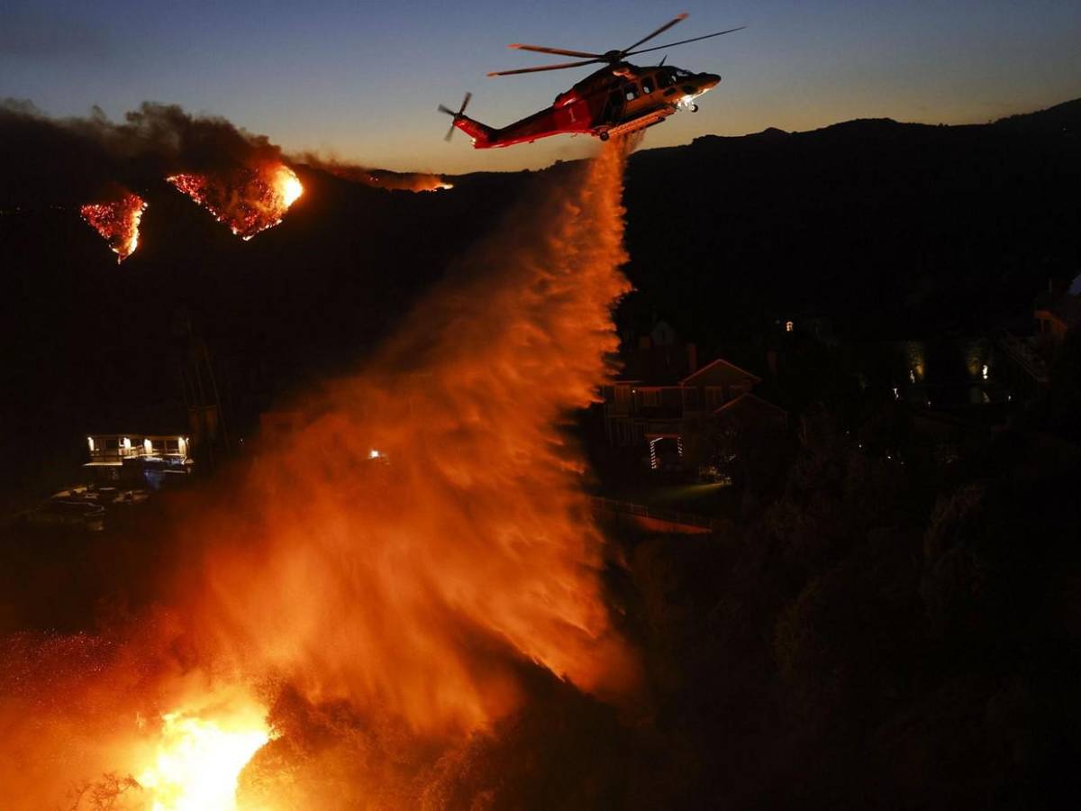 Incendio en Los Ángeles avanza sin control y amenaza a miles a su paso