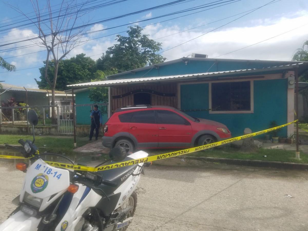 Cuando el hombre huía de los sospechosos trató de refugiarse en este lugar, aprovechando que estaba abierto, sin embargo fue alcanzado por los criminales.