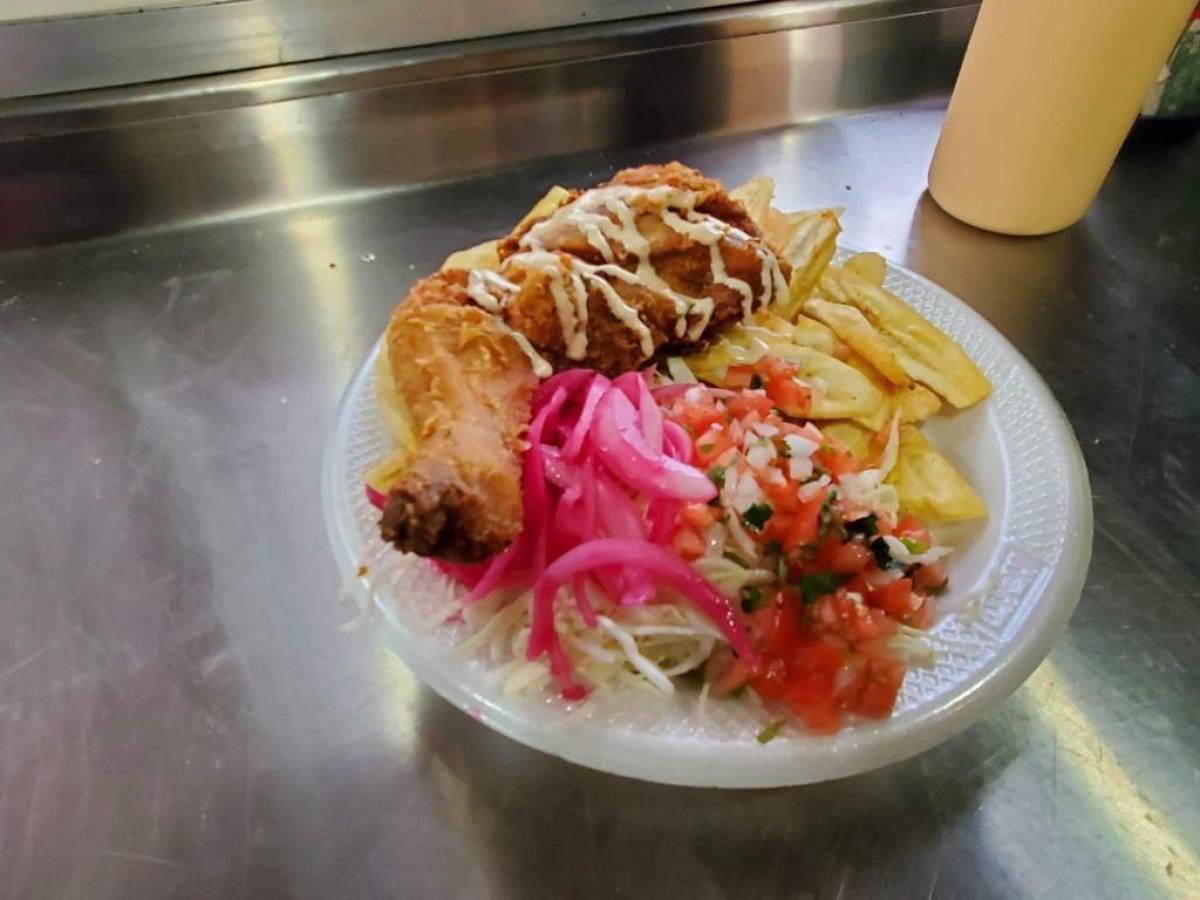 El pollo con tajadas, o pollo chuco como lo conocemos en el país, es parte del menú.