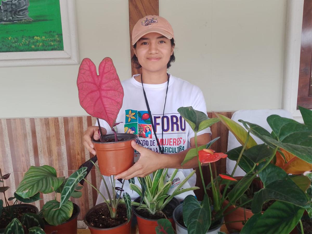 <i>Mujeres y jóvenes caficultores reciben formación técnica en prácticas agrícolas sostenibles.</i>