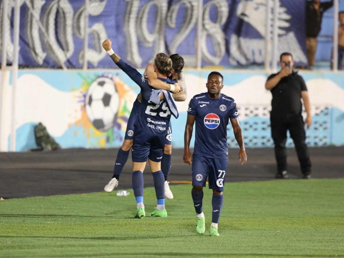 Los motagüenses celebranco el gol de la victoria ante San Francisco.