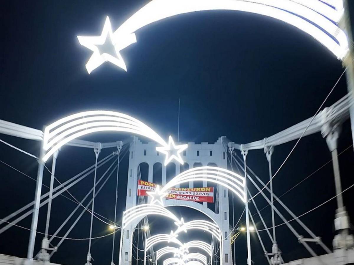 Así luce el icónico puente Choluteca con la llegada de Navidad