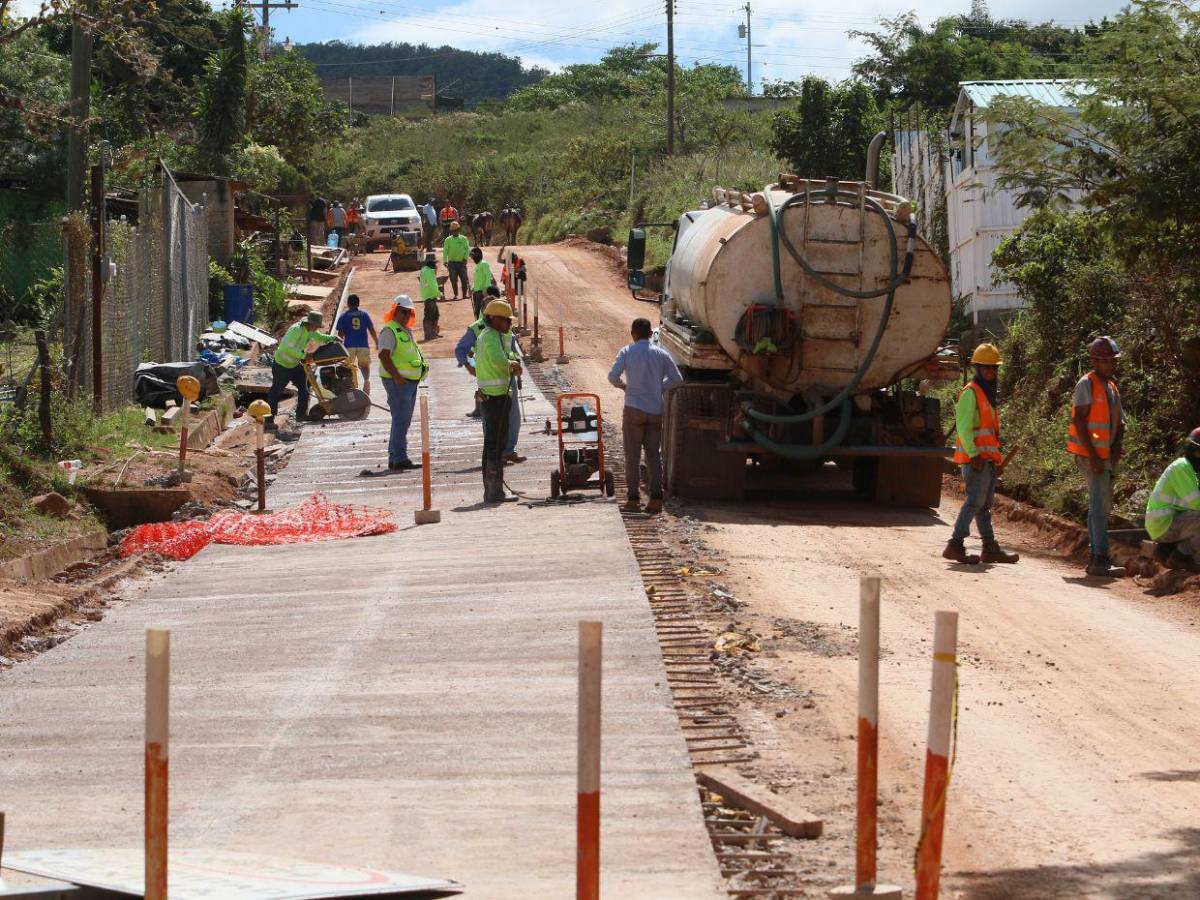 Así avanza la pavimentación de la carretera hacia la aldea de Azacualpa