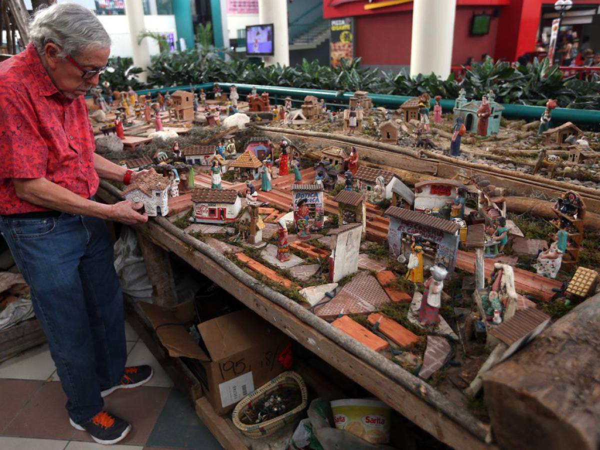 Miles de figuras, casas de madera, entre otros, eran característicos en los nacimientos del arquitecto Martínez.