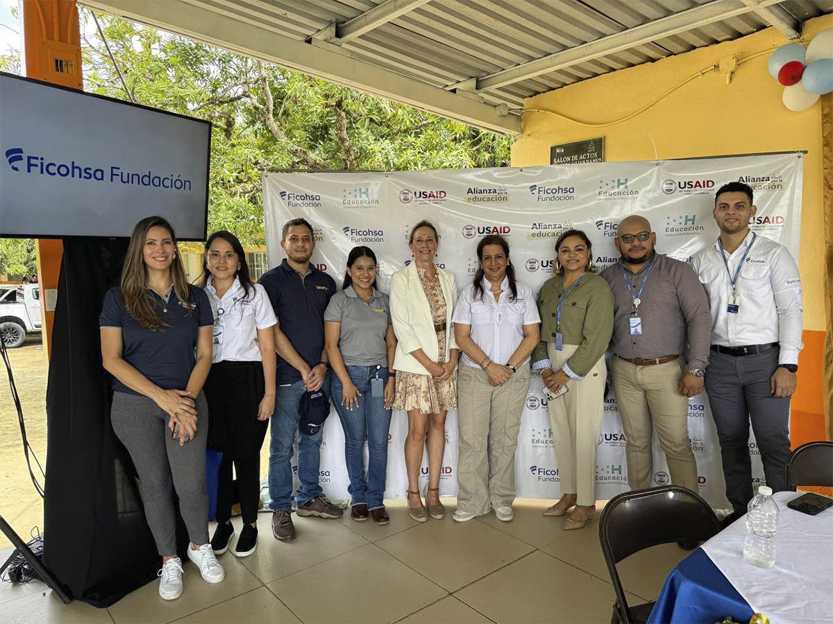 <i>Ejecutivos de las instituciones involucradas impulsando el desarrollo de la educación durante el evento.</i>