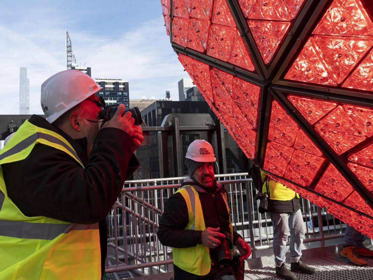 Todo listo para recibir 2025: ultiman detalles en bola de  Times Square