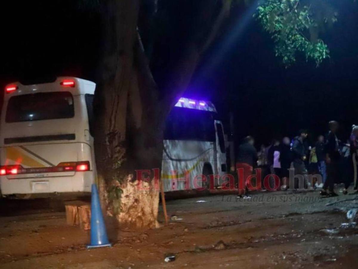 La cámara de EL HERALDO, que seguía muy de cerca al autobús que llevaba migrantes hacia la frontera con Guatemala, captó el momento en que los policías obligaron a descender a los migrantes, para posteriormente, realizarles el cobro indebido.