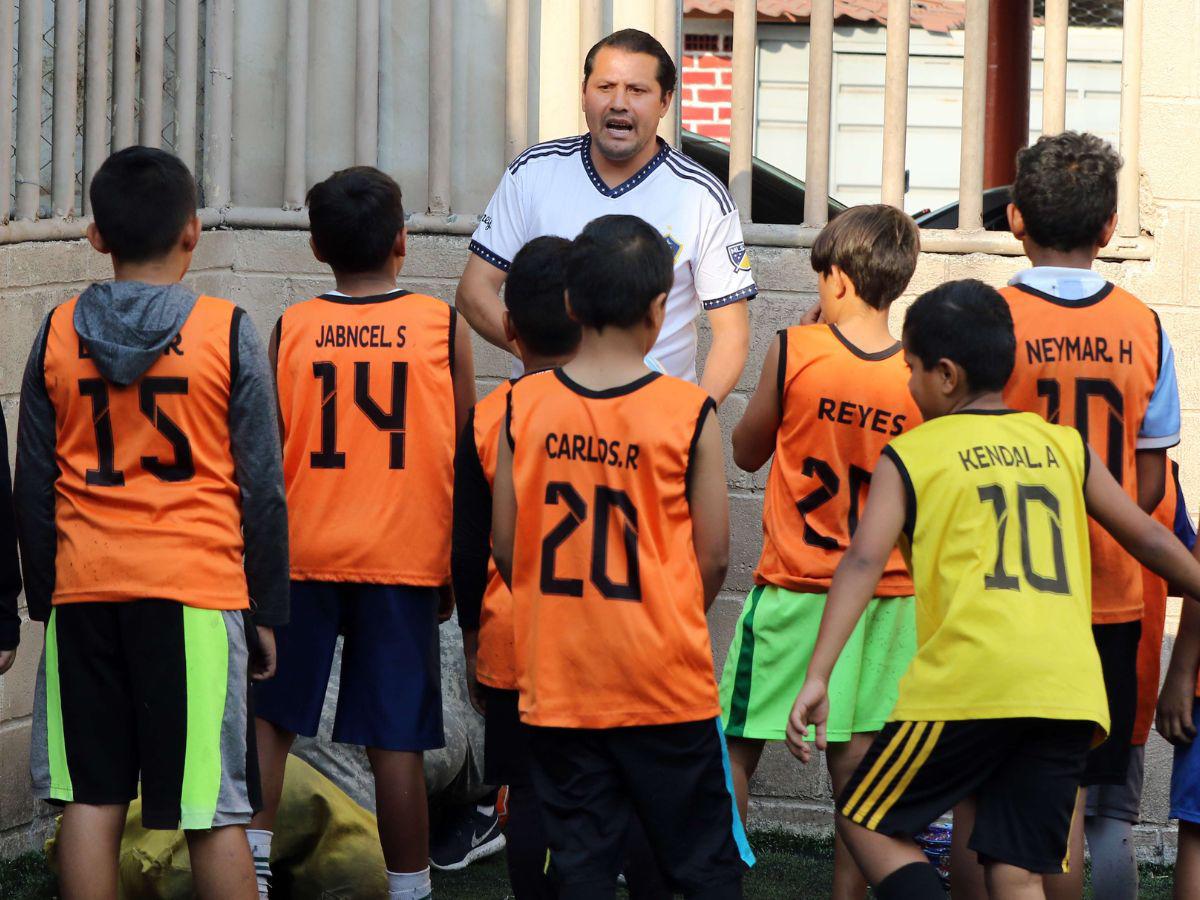 Como es una costumbre cada día, Olvin Álvarez hace un gran esfuerzo para que los más jóvenes se olviden de los problemas cotidianos en un lapso de dos o tres horas en donde demuestran toda su felicidad por jugar fútbol.