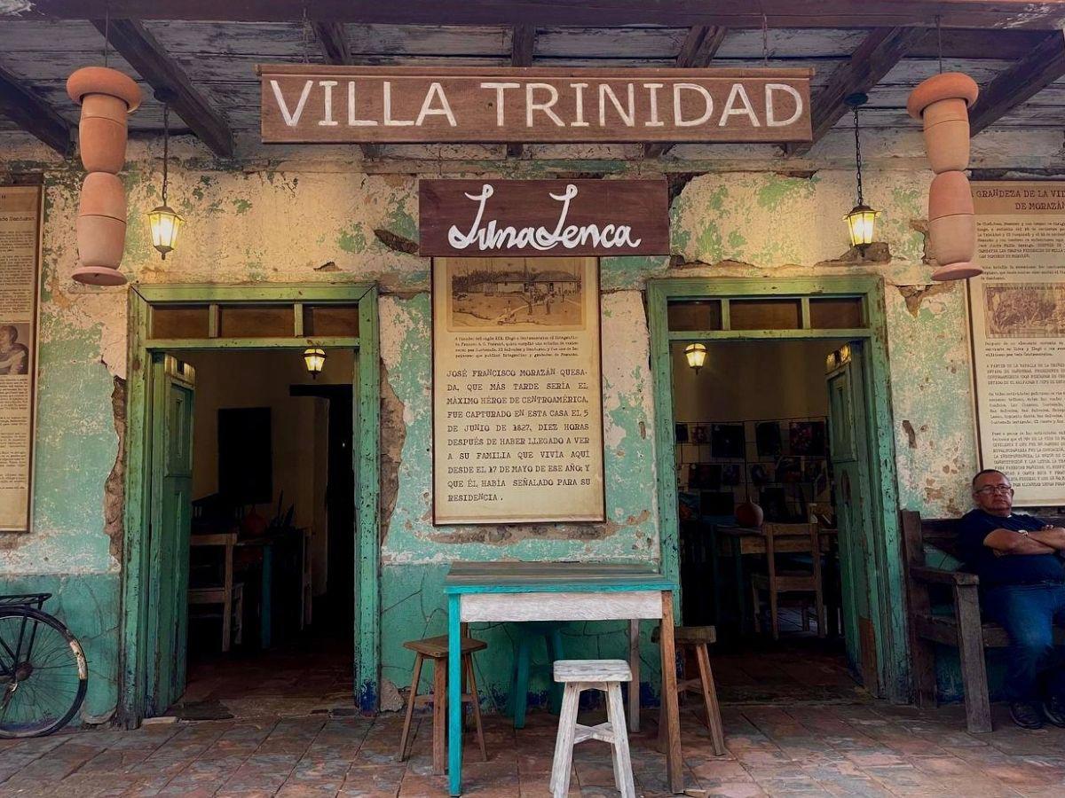 El único salón vigente de Villa Trinidad ofrece una galería de arte que los visitantes pueden apreciar sin ningún costo.