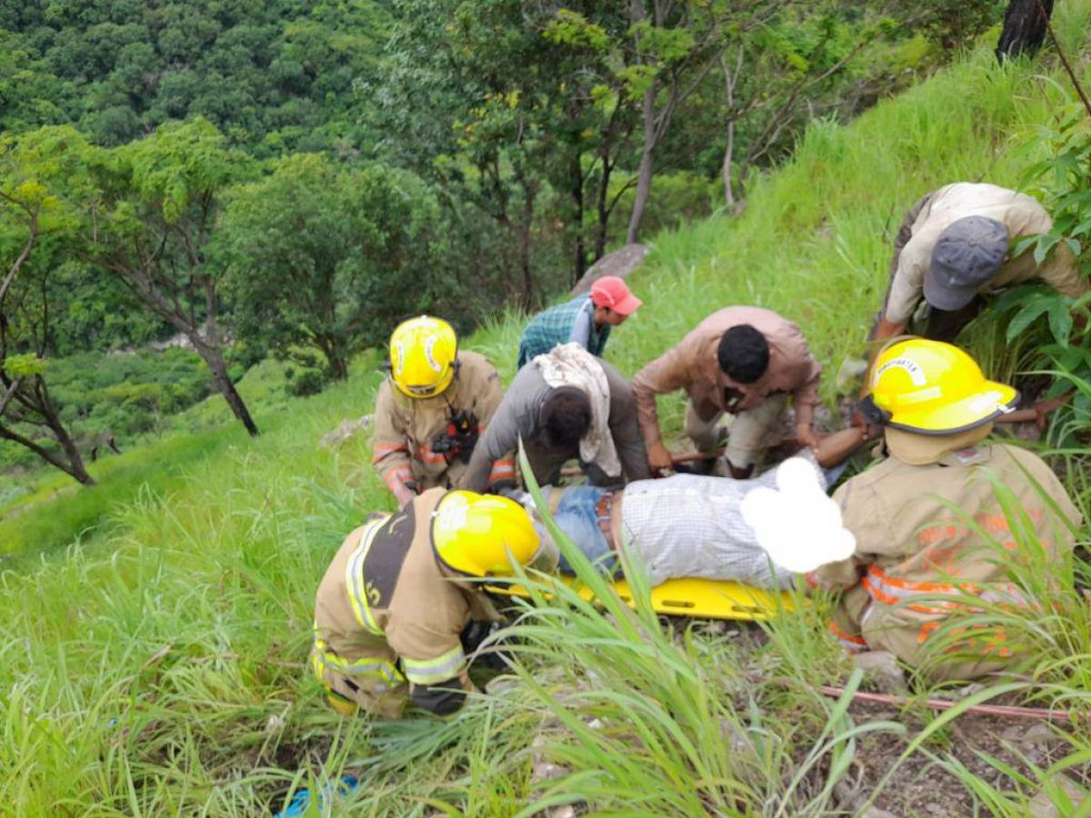 Rescatan a hombre que cayó en una hondonada en La Paz