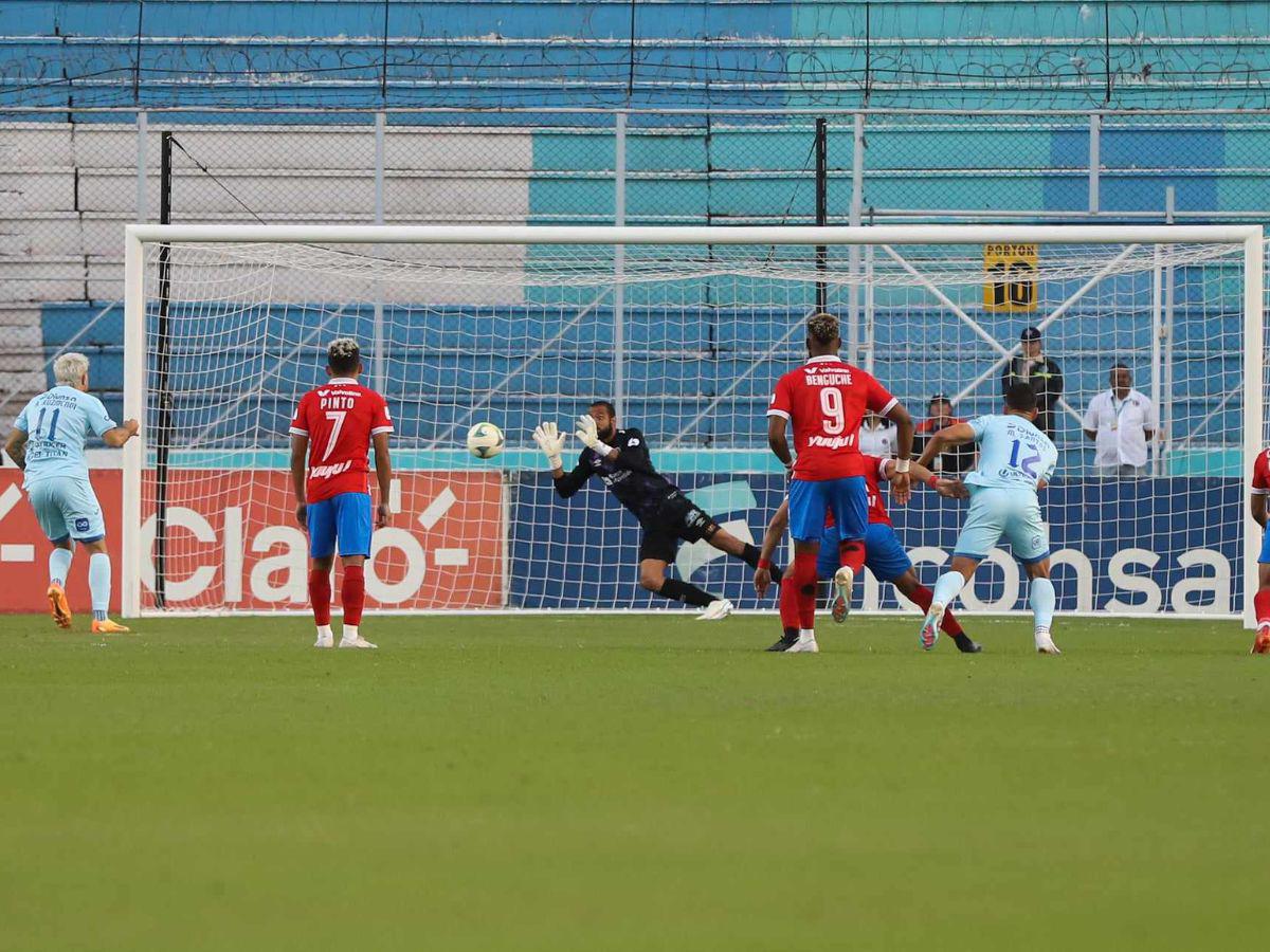 Edrick Menjívar le ganó la partida al Pistolero en una jugada que cambió el curso de la final de ida.