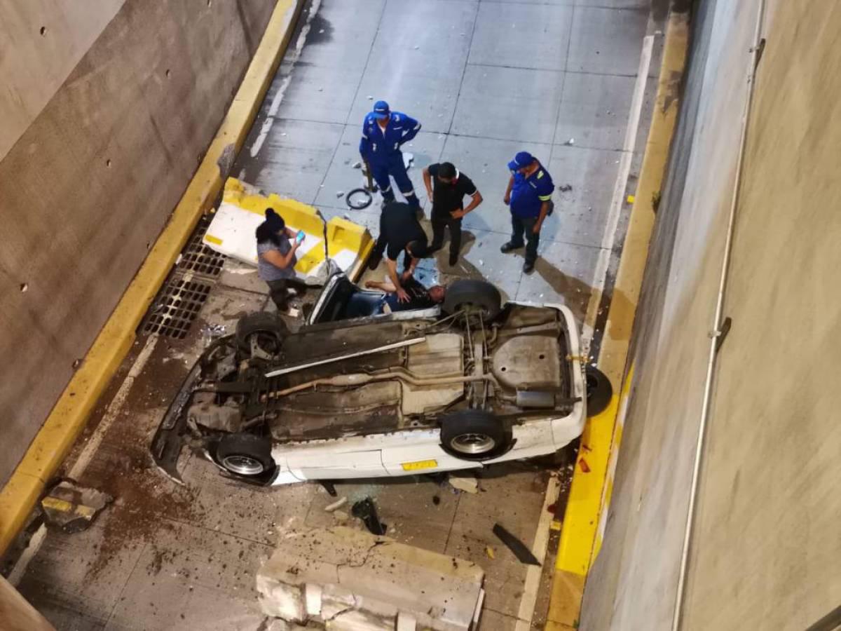 Así quedó el automotor tras caer varios metros.