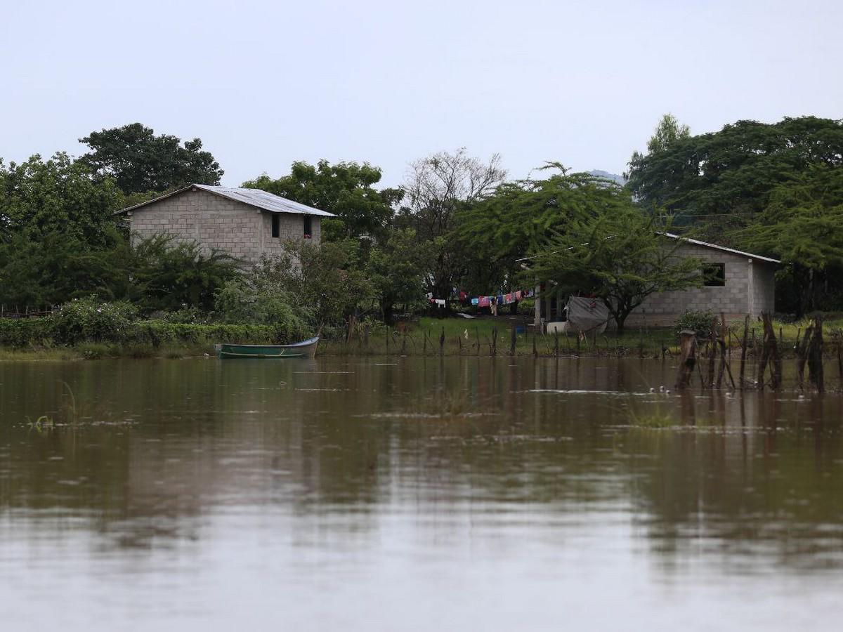 En la parte baja de El Cubulero, en Alianza, Valle, hay zonas inundadas por el aumento del caudal del río.