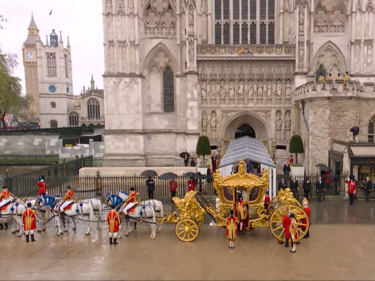 El carruaje de oro llevará de vuelta a los reyes hacia el palacio de Buckingham.