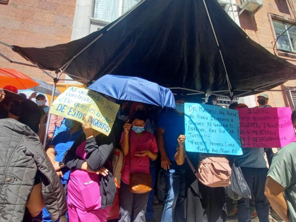 Con pancartas, en su mayoría dedicadas al ministro de Salud, José Manuel Matheu, continúan las protestas en las instalaciones de Sesal.