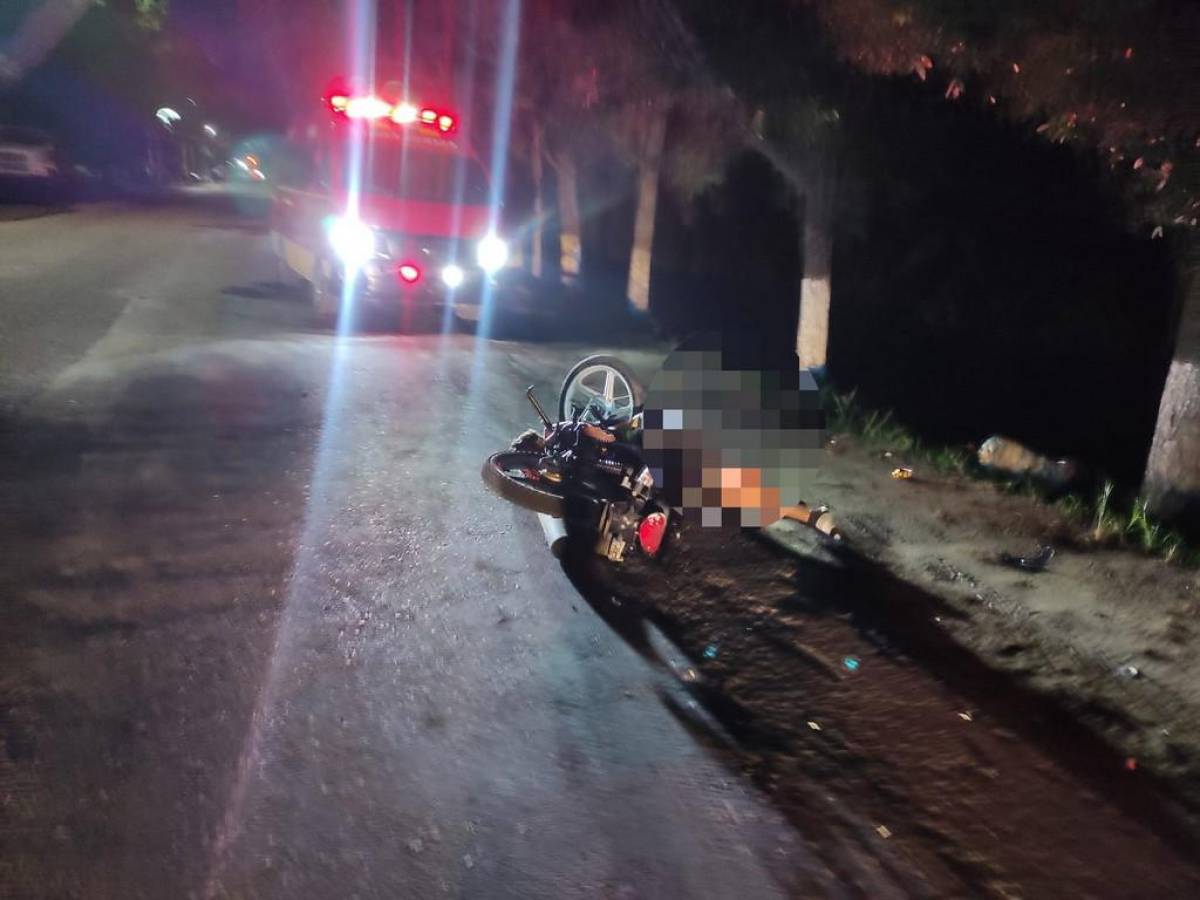 Uno de los fallecidos quedó al lado de la motocicleta en la que se conducía.