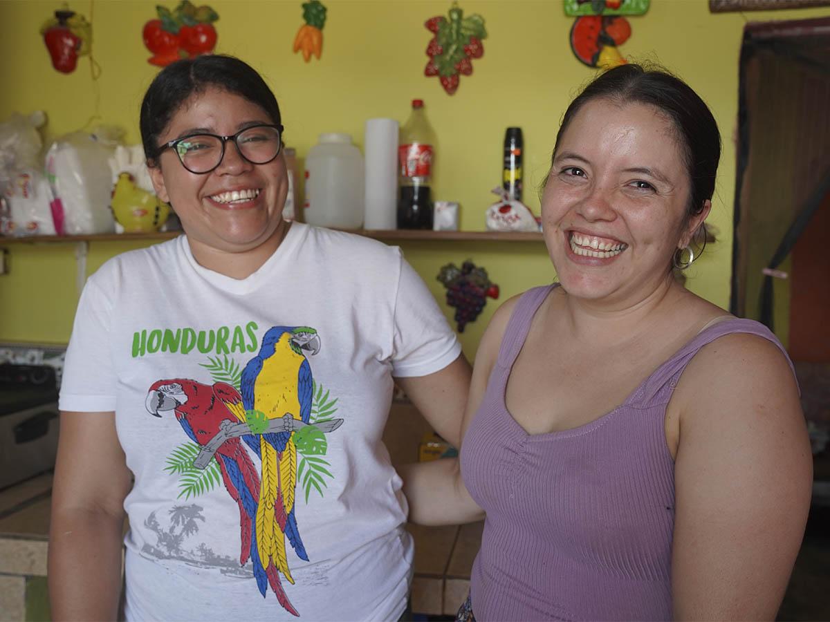 <i>Viviana y Andrea demostrando su visión y esperanza en el futuro.</i>