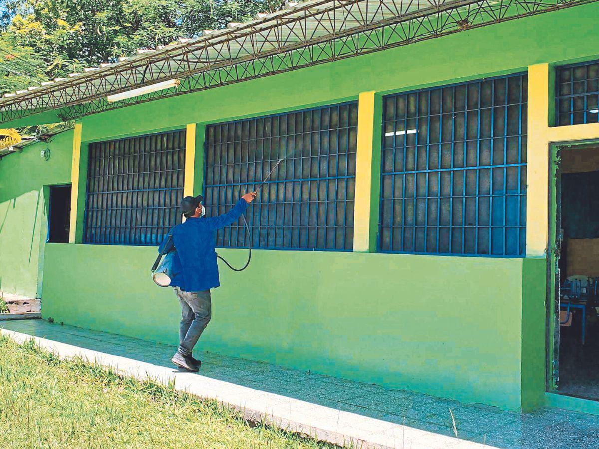 Fumigan escuelas para reducir dengue en Comayagua