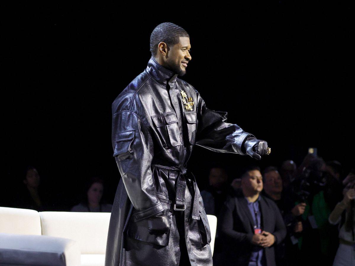 Usher habla en el escenario durante la conferencia de prensa previa al juego del Super Bowl LVIII y el espectáculo de medio tiempo del Super Bowl LVIII de Apple Music en el Centro de Convenciones Mandalay Bay el 8 de febrero de 2024 en Las Vegas, Nevada.