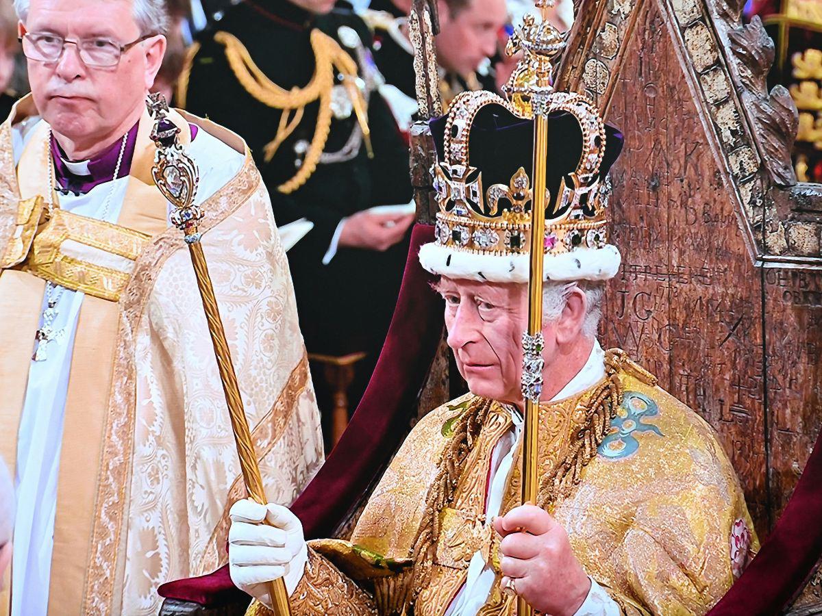 Carlos tras la investidura como rey de Inglaterra.